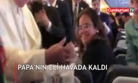 Papa'nın eli böyle havada kaldı