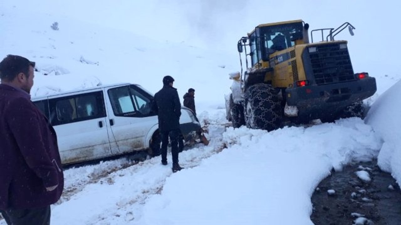 Oy Torbaları ve Seçim Görevlilerini Taşıyan Minibüs Karda Mahsur Kaldı