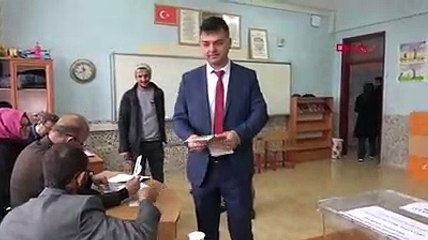 Muhtar adayı oyunu kullanmaya atla geldi