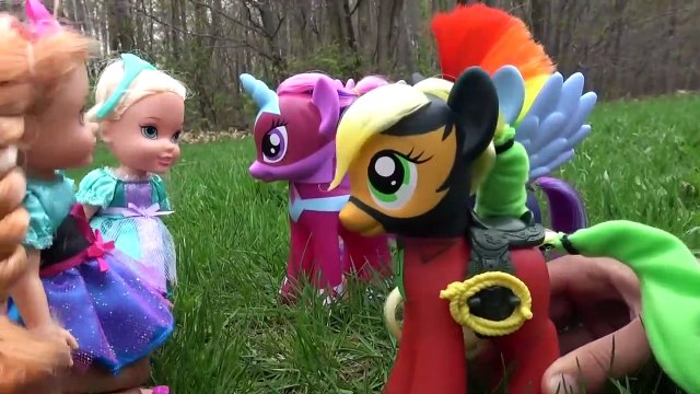 VOLER sur des PONEYS! Poney de COURSE! ELSA & ANNA les tout-petits JOUENT