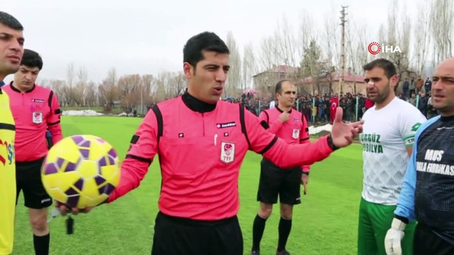Futbol sahasında meydan savaşı... Futbolcular tekme tokat birbirine girdi