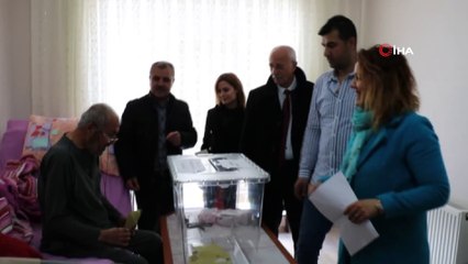 Oy kullanmaya gidemeyen vatandaşın ayağına seyyar sandık getirildi