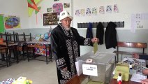 Erciş ilçesindeki Kırgız Türkleri yöresel kıyafetlerle oy kullandı - VAN