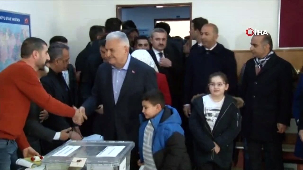 AK Parti İstanbul Büyükşehir Belediye Başkan Adayı Binali Yıldırım oyunu kullandı