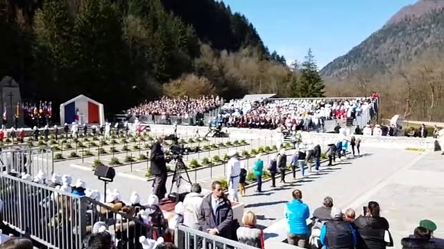 Plateau des Glières : des écoliers fleurissent les tombes des Maquisards