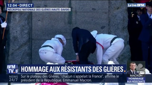 Emmanuel Macron a déposé une gerbe devant le Monument aux morts sur le plateau des Glières