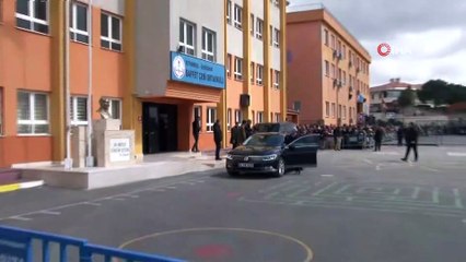 Bilal Erdoğan oy kullanmaya eşi ve çocuğuyla geldi