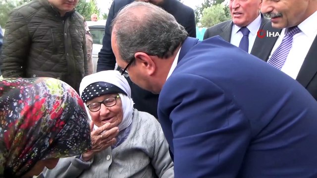 107 yaşındaki şehit annesi 80 yaşındaki oğluyla oy kullandı