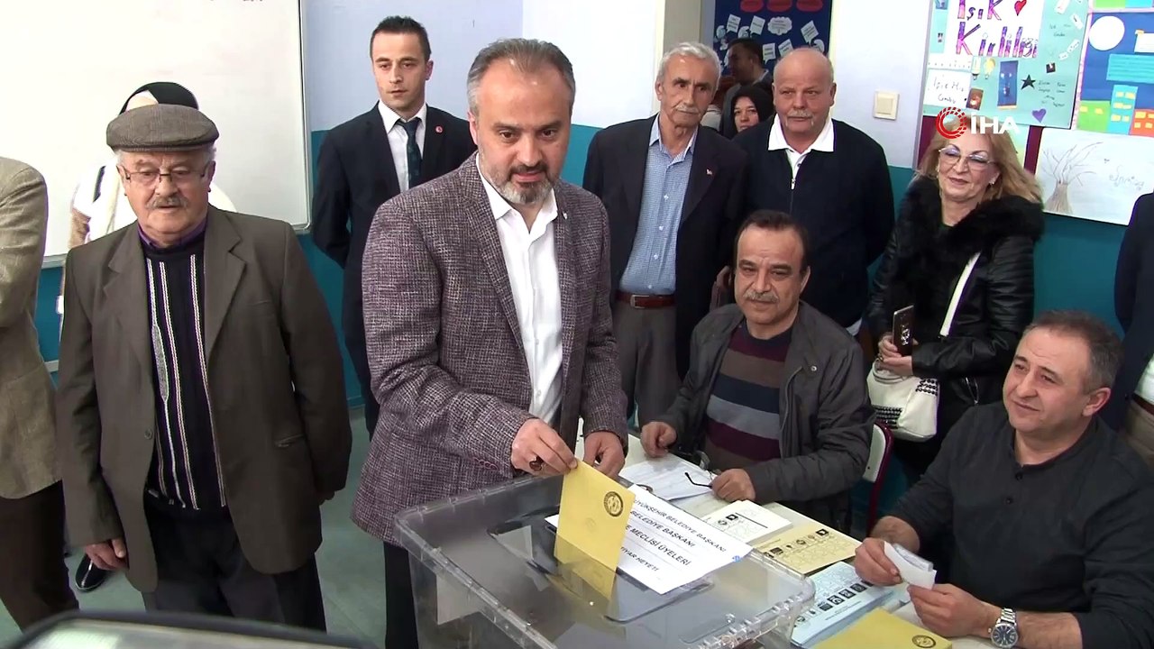 Bursa Büyükşehir Belediye Başkan adayı Ali Nur Aktaş oyunu kullandı