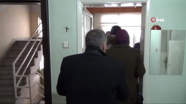 Isparta'da Yaşlılar Eve Gelen Seyyar Sandıkta Oy Kullandı