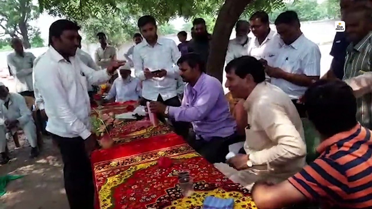 ખેડૂતે પાક વીમા અંગે પ્રશ્ન પૂછતાં ઉશ્કેરાયેલા...