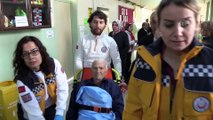 Hastalar oy kullanmaya ambulansla götürüldü - İZMİR