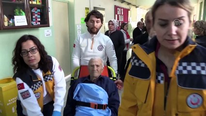 Hastalar oy kullanmaya ambulansla götürüldü - İZMİR