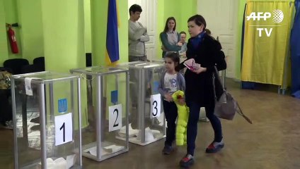 أوكرانيا تختار رئيسها في انتخابات يتصدرها ممثل يفتقر للخبرة السياسية