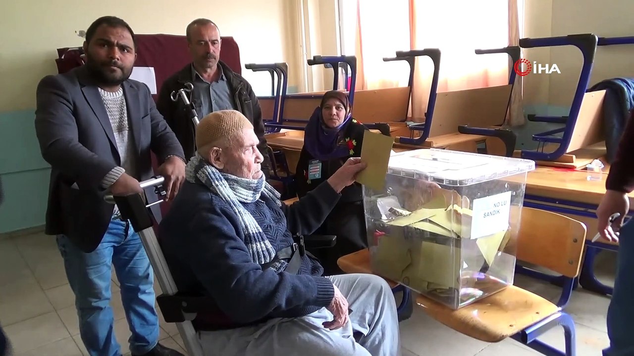 Yaşlı ve engelliler kendilerine tahsis edilen araçlarla sandık başına gitti