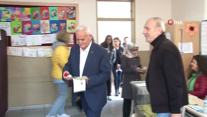 Herkes Binali Yıldırım zannetti...Meraklı bakışlar arasında oy kullandı