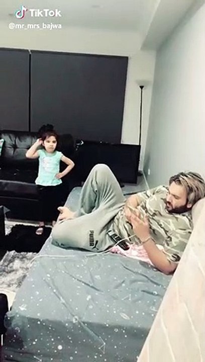 FUNNY GIRL AND FATHER VIDEO.MP4