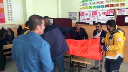 Felçli haliyle oy kullanmaya geldi