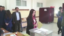 Van AK Parti ve Hdp'nin Van Büyükşehir Belediye Başkan Adayları Oylarını Kullandı