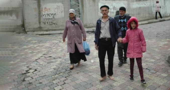 Yaşlı Çift, 31 Mart'ta da Sandığa Yalın Ayak Gitti