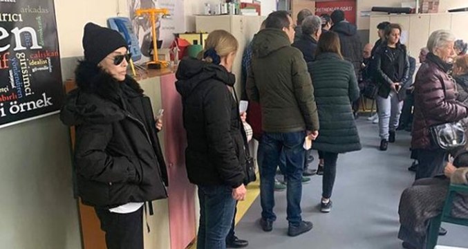 Usta Oyuncu Nebahat Çehre, Oy Kullanmak İçin Uzun Süre Kuyrukta Bekledi