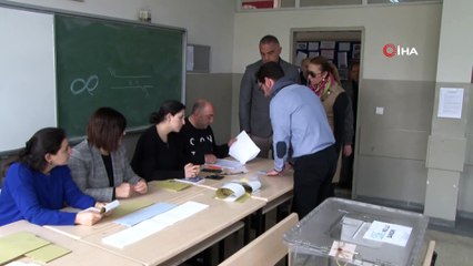 Kültür ve Turizm Bakanı Ersoy, oğullarıyla birlikte oy kullandı