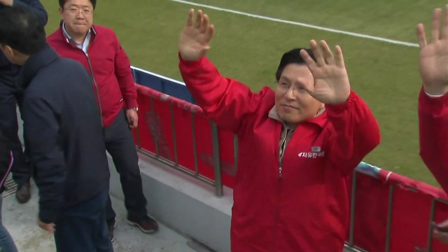 축구장 안에서 선거운동 벌인 황교안...경남FC 징계 불가피 / YTN