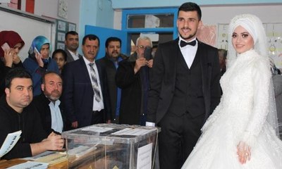 Gelin ve damat salondan önce sandığa gitti