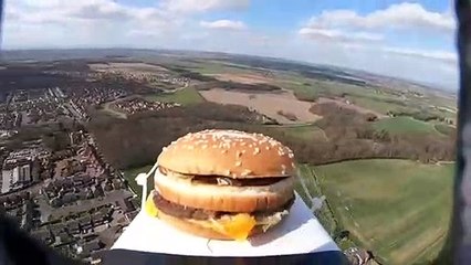 موظف يتفاجأ بقطعة برغر تنزل عليه من السماء!