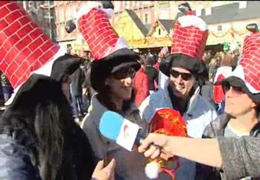 Pelucas de colores y todo tipo de gorros tiñen de alegría la Plaza Mayor de Madrid
