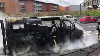 Aparatoso incendio de una guagua en la TF-5