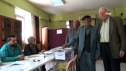 105 yaşındaki Bektaş Ergül sandık başına giderek oyunu kullandı