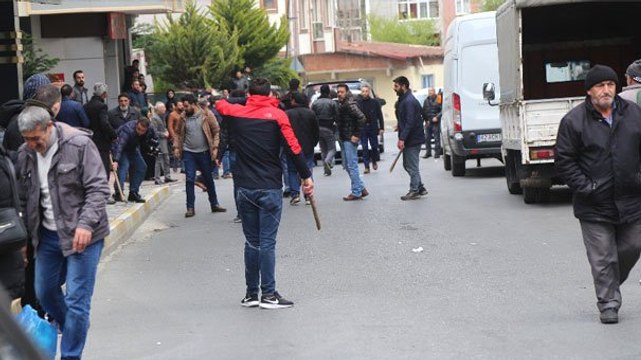 Sancaktepe'de Taşlı Sopalı Kavga! Polis Biber Gazıyla Müdahale Etti