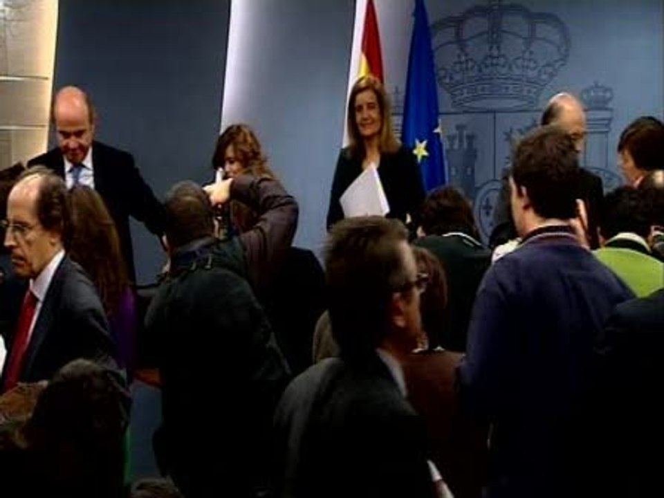El Gobierno de Rajoy presenta sus primeros recortes