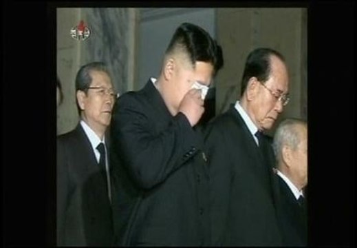 Kim Jong-un llora la muerte de su padre