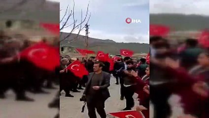 Irak sınırında askerlerin de katılımıyla Türk bayraklı seçim kutlaması