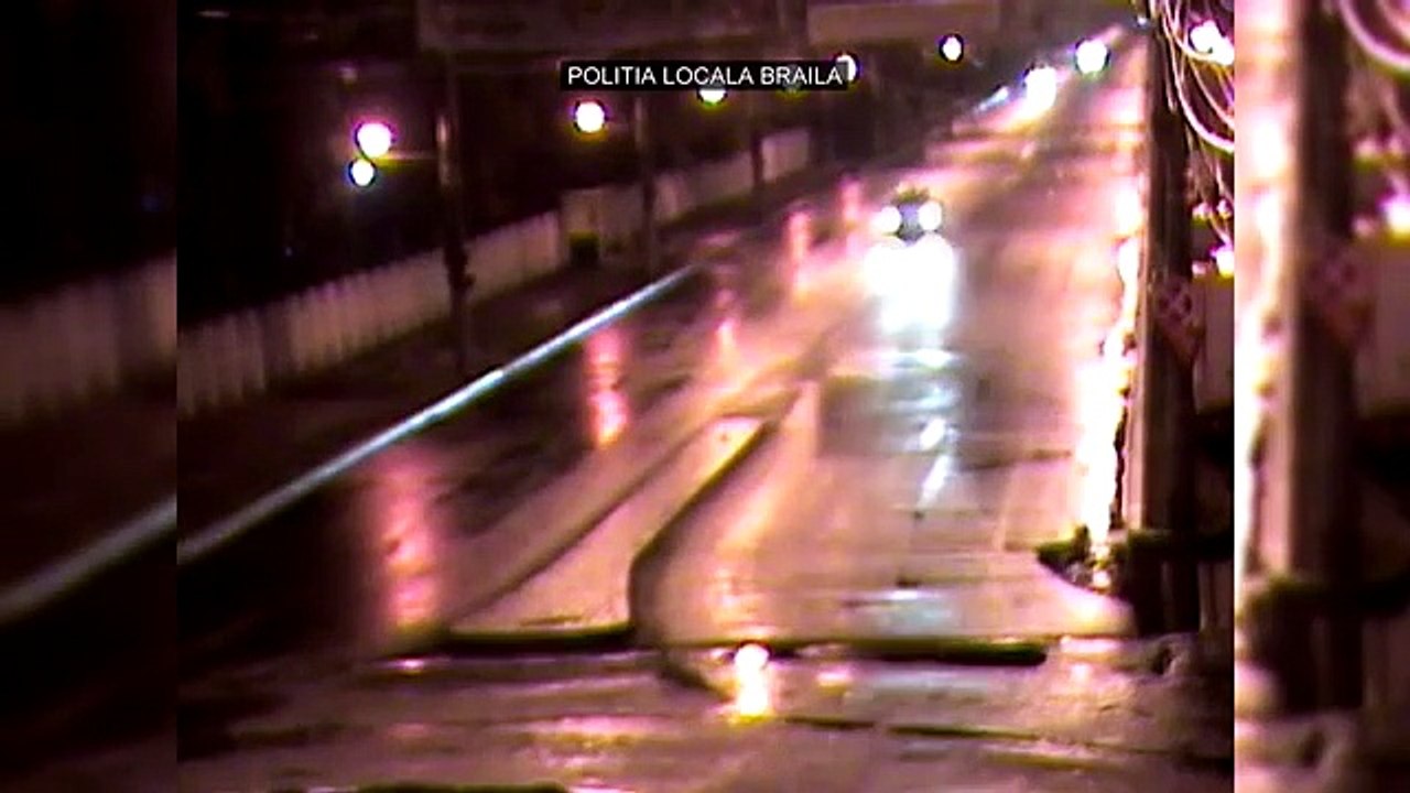 Un conducteur fonce tout droit dans un rond-point
