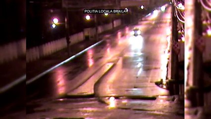 Un conducteur fonce tout droit dans un rond-point