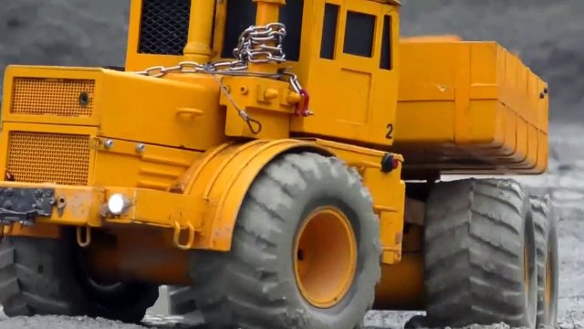 RC مودينج! شاحنات الصليب الأحمر العاملة في الطين والماء والحصى! أفضل RC البناء!