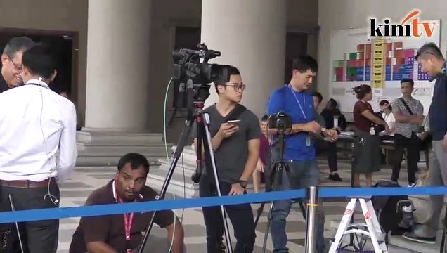 Reporters gather outside KL High Court, Najib scheduled for the dock at 2pm