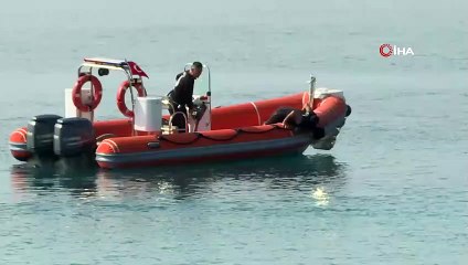 - Kıyafetiyle denize giren adam polisi alarma geçirdi