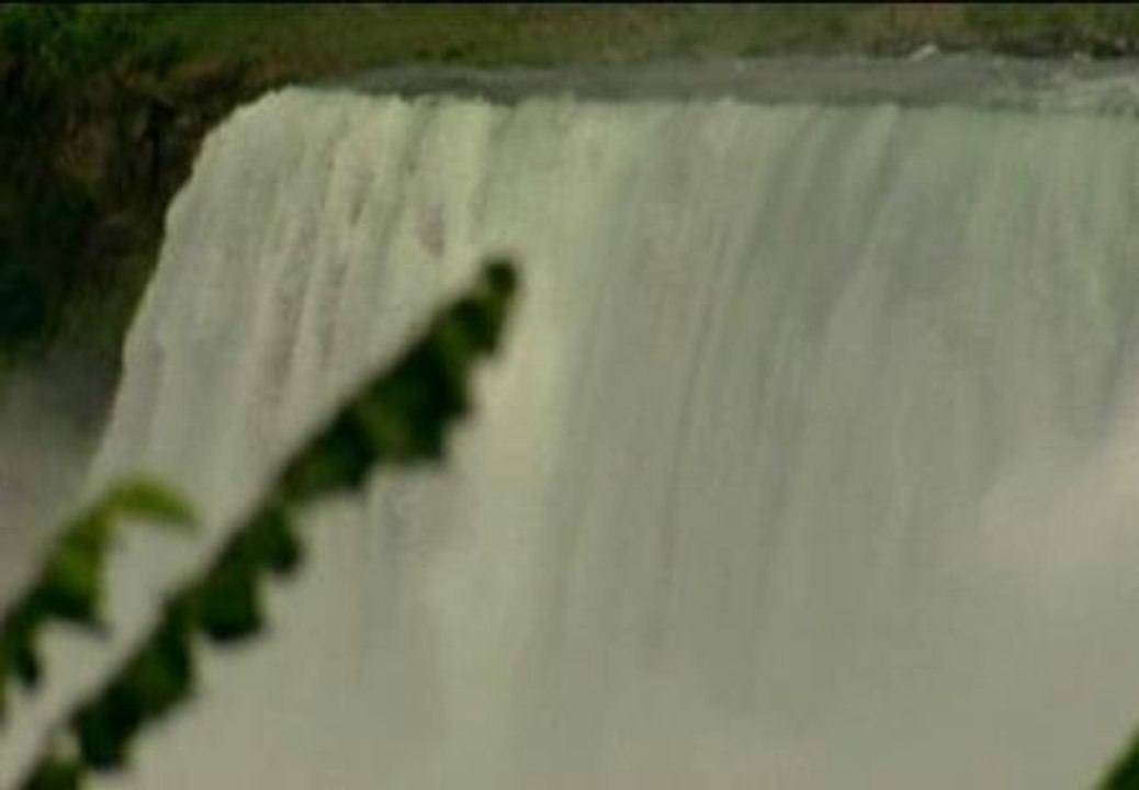 Las cataratas del Niágara "engullen" a dos personas