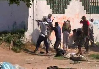 Siguen los combates y las búsqueda de Gadafi en Líbia