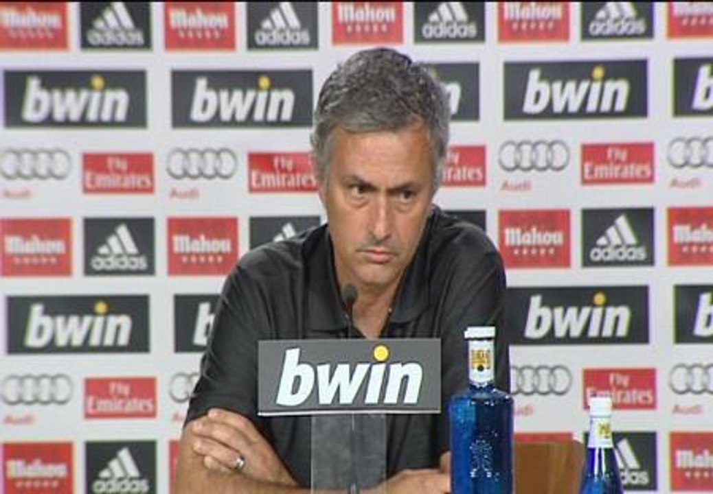 Mourinho: "Casillas puede hablar por teléfono con quien quiera, no tiene que decirme nada"