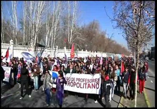 Cientos de familias se manifiestan por una reforma educativa en Chile