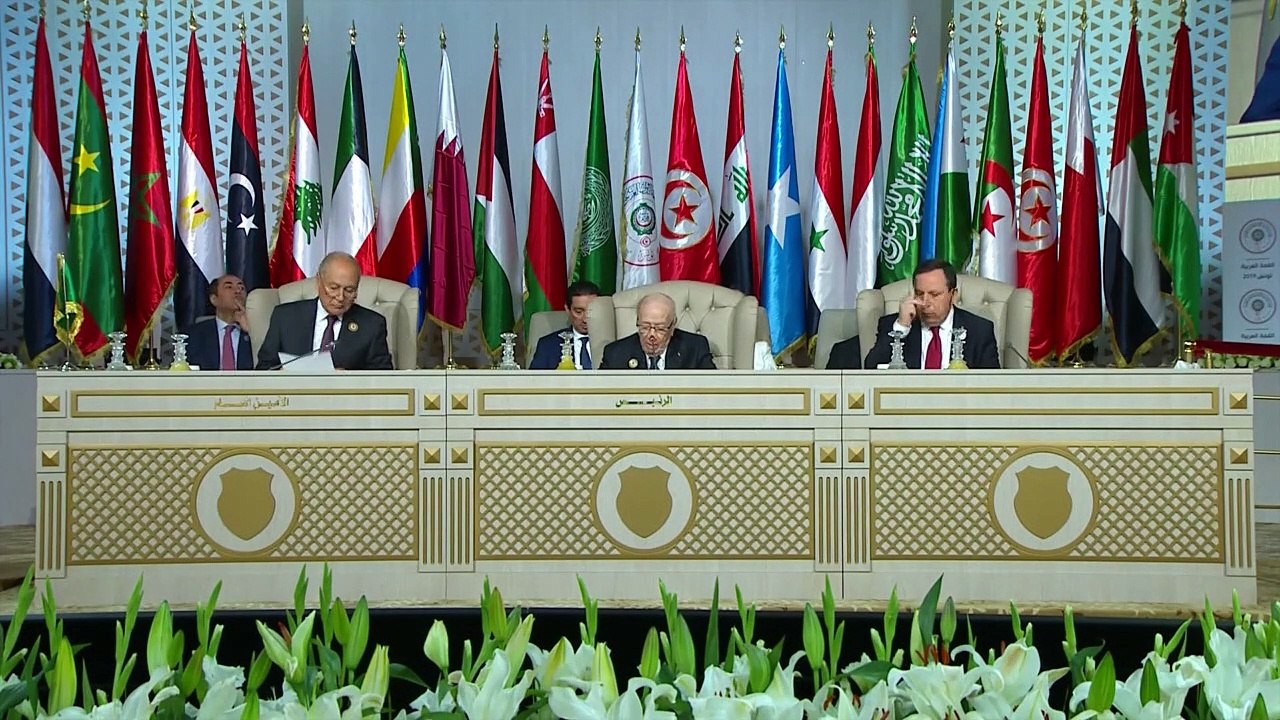 أمير قطر يغادر القمة العربية في تونس دون إلقاء كلمة بعد الافتتاح