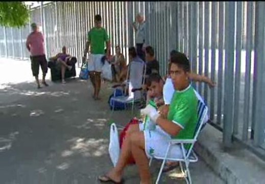 Colas para comprar entradas para el derbi sevillano pese a la huelga