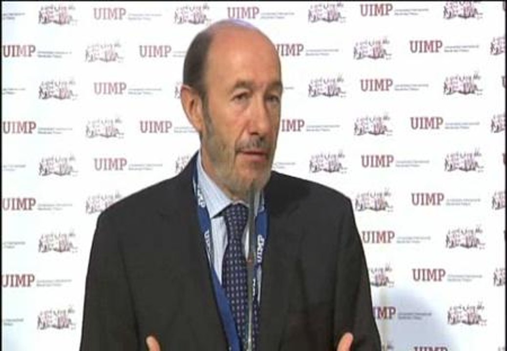 Rubalcaba cree que las diputaciones "tal y como están configuradas" sobran