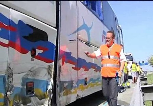 Ocho heridos leves tras un accidente entre un autobús y un camión