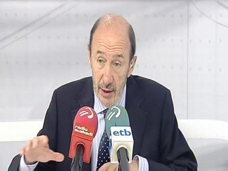 Rubalcaba apunta a "un retroceso" en Bildu